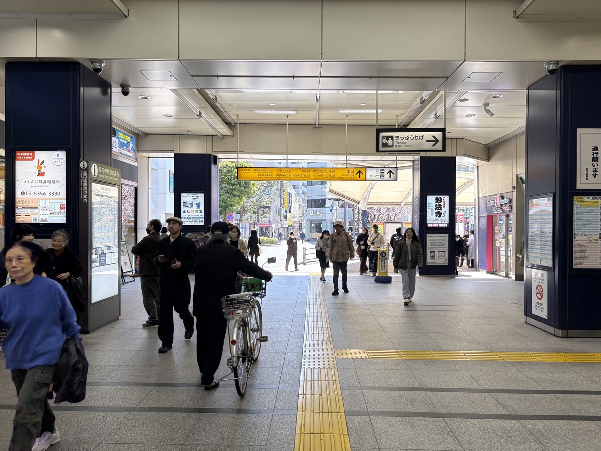JR高円寺駅南口を出たところ