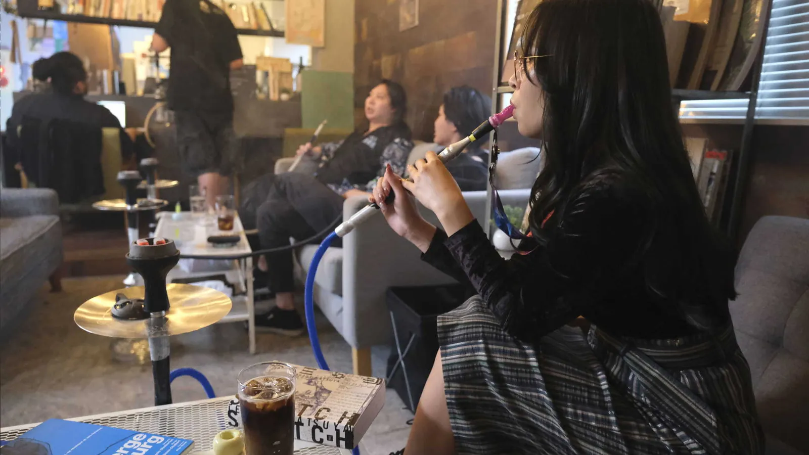 ソファ席でシーシャを吸うお客様｜高円寺シーシャ＆カフェ ケムリバ