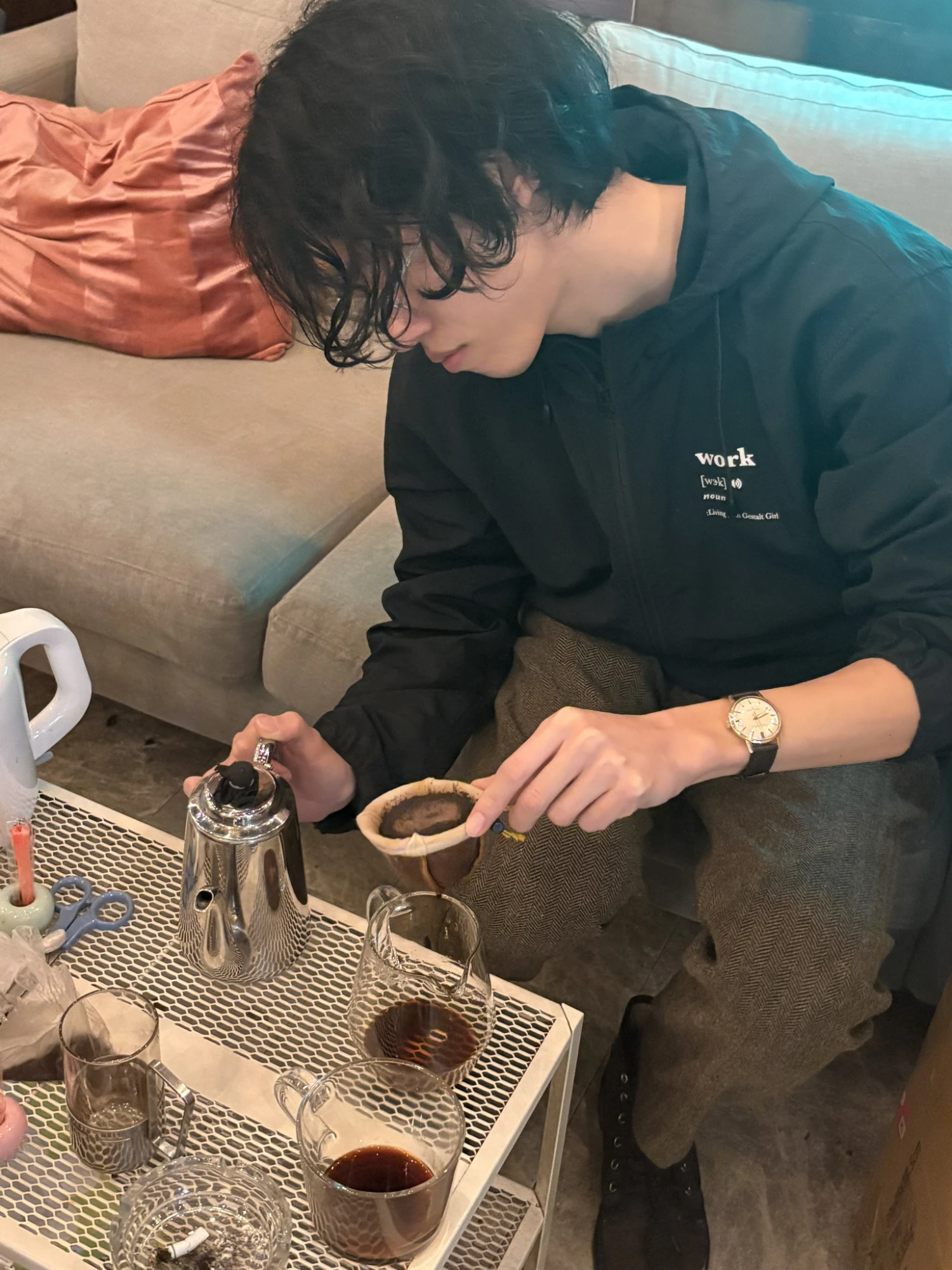 ファルコンさんが高円寺ケムリバのコーヒーを低温フレンチプレスで淹れている様子