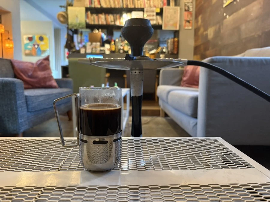 高円寺ケムリバでシーシャと一緒に楽しむファルコンさん焙煎のホットコーヒー（グァテマラ）