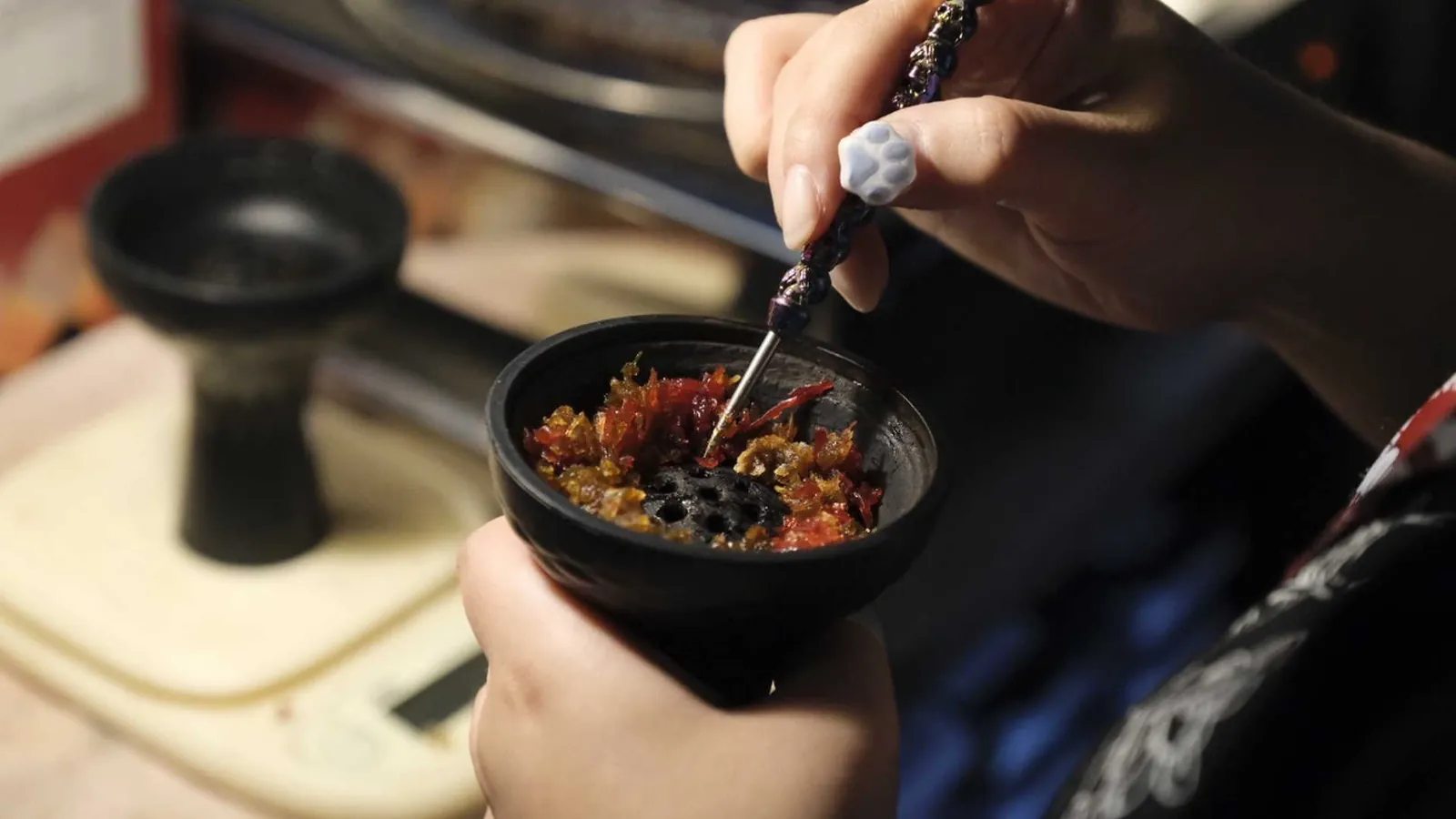 シーシャのボウルにフレーバーを詰めているところ｜高円寺シーシャ＆カフェ ケムリバ