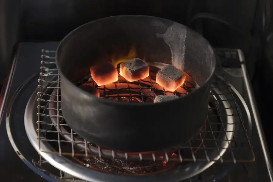 シーシャ用の炭を熾しているところ