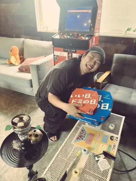 ソファ席でくつろぐスタッフ