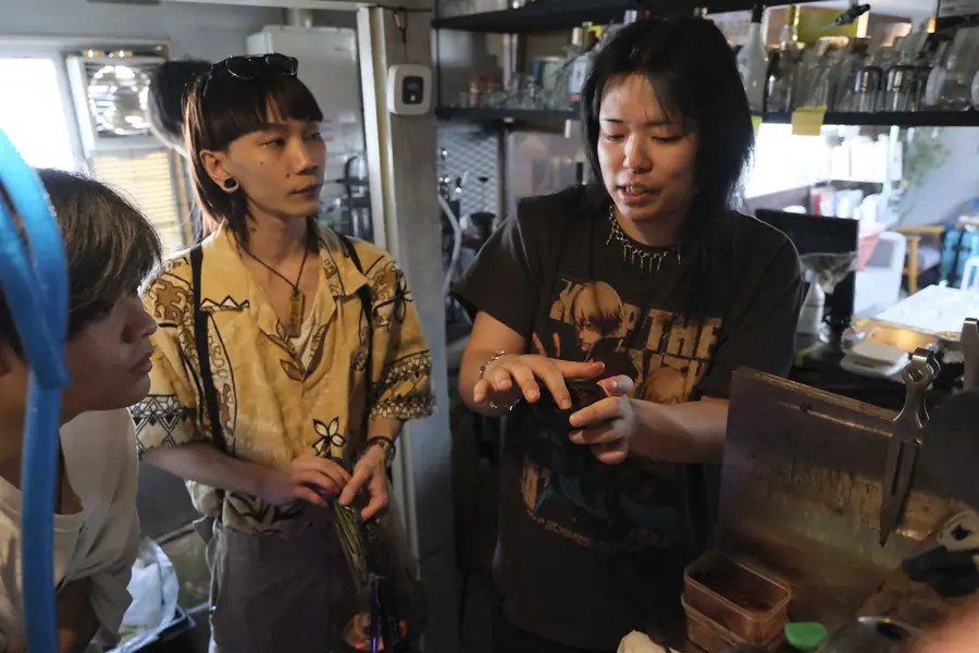 カウンターで話すスタッフたち