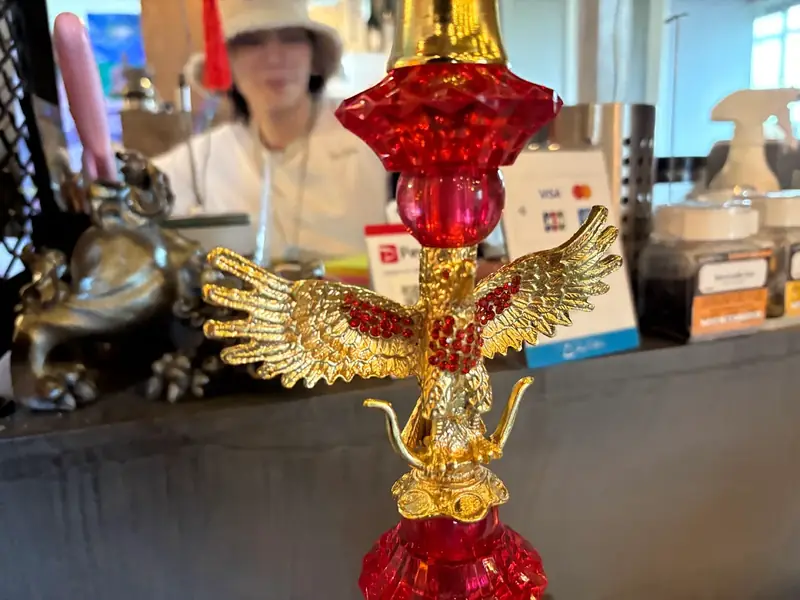 金の装飾がついたシーシャ