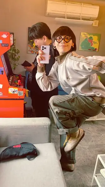ゲーム筐体の前でくつろぐスタッフ
