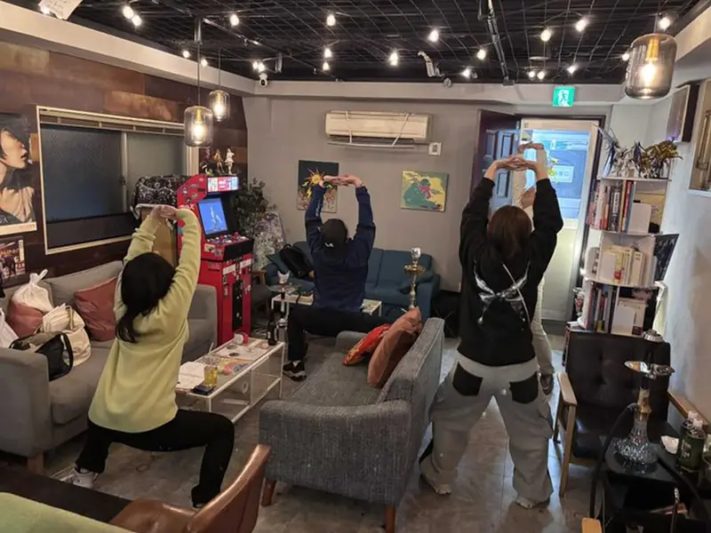 店内でストレッチするスタッフたち