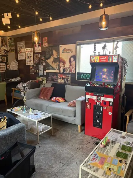 ゲーム筐体のあるソファ席
