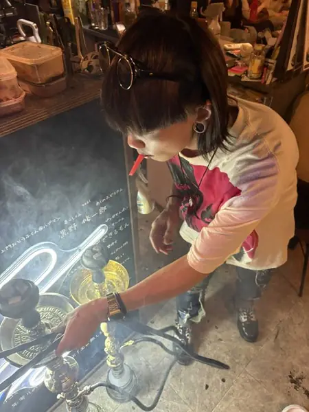 シーシャを組み立てるスタッフ