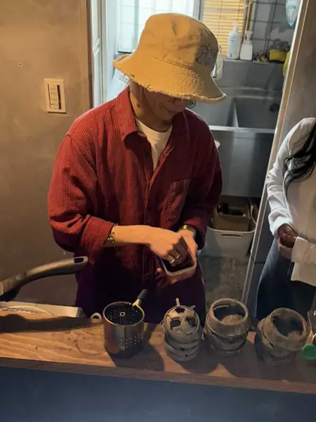 ボウルにフレーバーを詰めるスタッフ