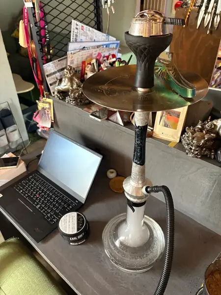 ノートパソコンの横に置いたシーシャ