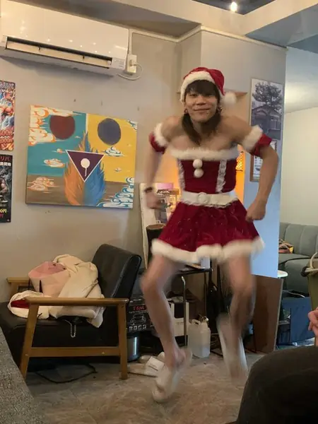 サンタの衣装で踊るスタッフ