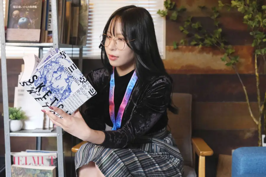 ソファ席で本を読む様子