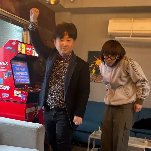 ゲーム筐体の前ではしゃぐ様子