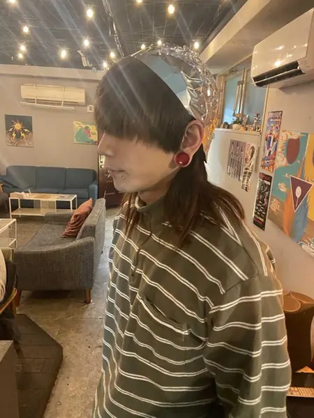 シーシャを準備するスタッフ