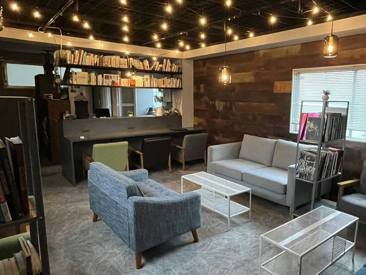 高円寺ケムリバの芝生席 - ゆったりくつろげる空間