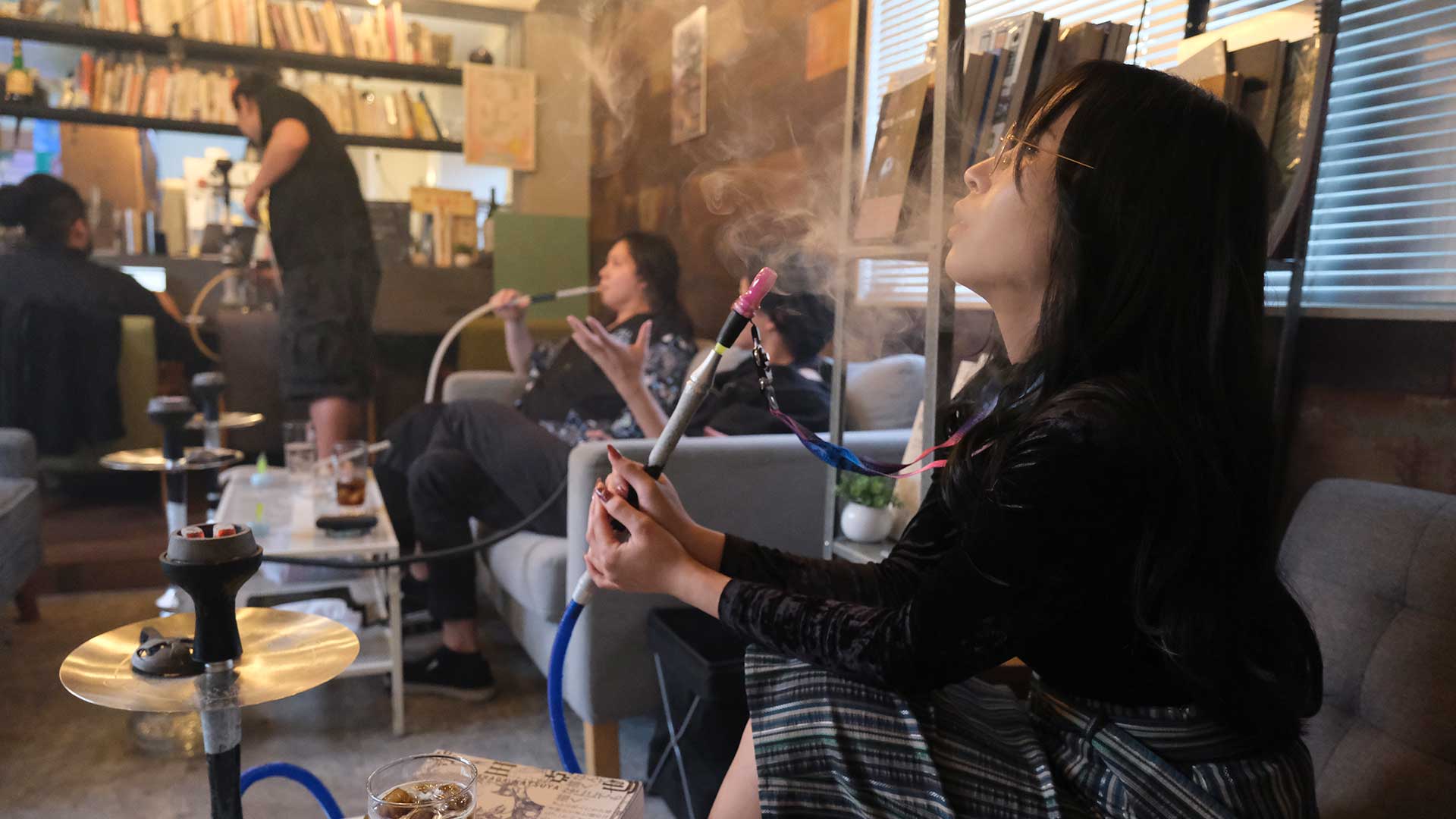 高円寺シーシャ＆カフェ ケムリバの店内