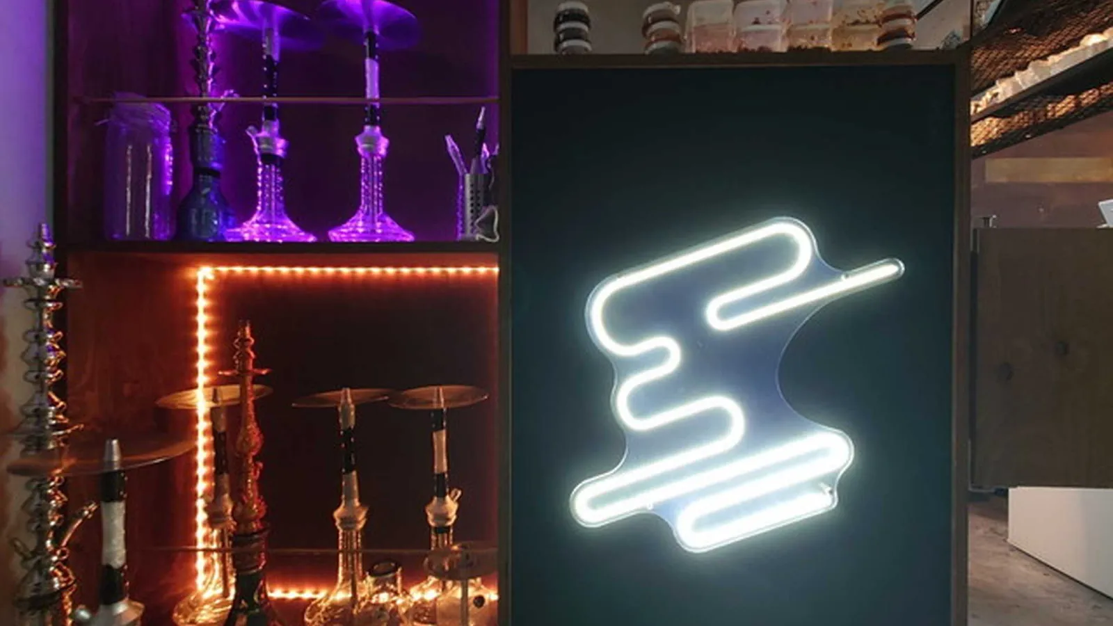 ネオンが灯る夜の店内とシーシャ｜高円寺シーシャ＆カフェ ケムリバ